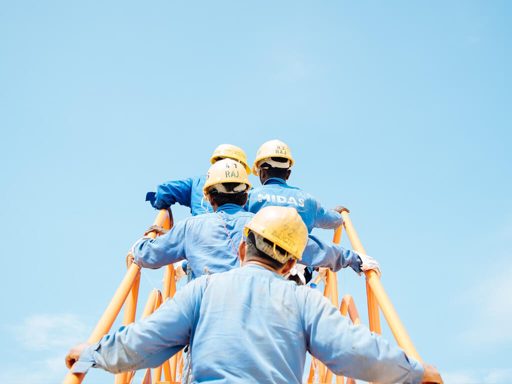 Equipo de construcción revisando planos